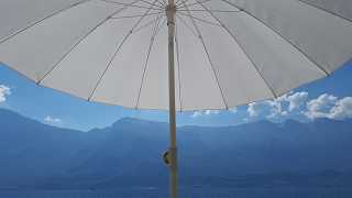 Sonnenschirm am Gardasee - kostenlose Fotos